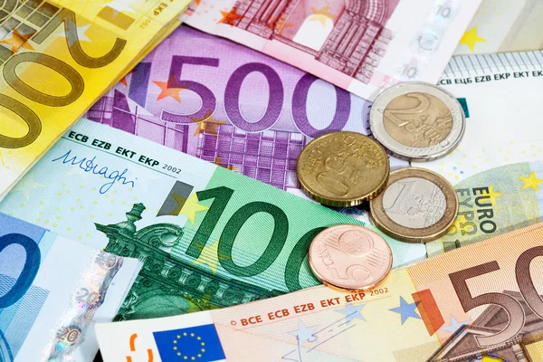 Pièces en euros sur billets en euros — Photo