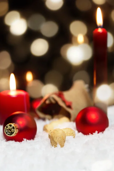 Palline rosse, candele, borsa da cannone, neve artificiale — Foto Stock