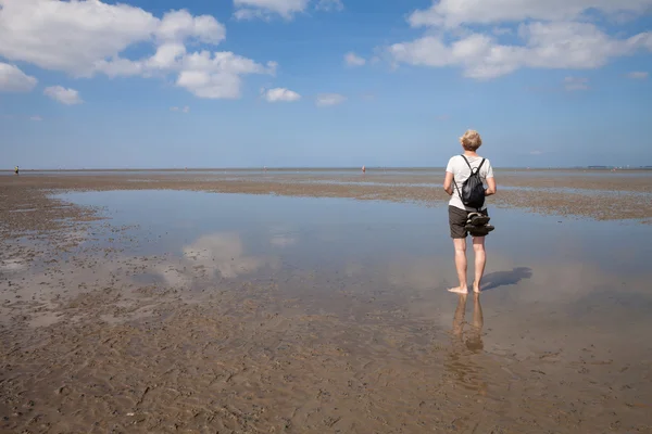 Γυναίκα να στέκεται στην άκρη της νερά — Φωτογραφία Αρχείου