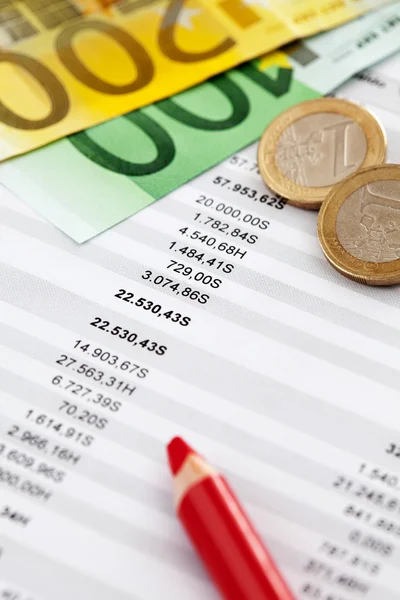 Billetes en euros y documento contable — Foto de Stock