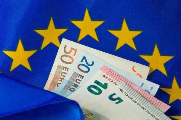 Bandeira da UE e notas de euro — Fotografia de Stock