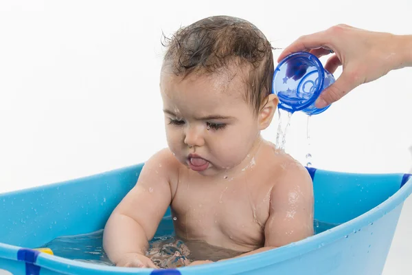 女婴儿沐浴在浴缸里的水能 — 图库照片
