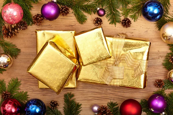 Karácsonyi ajándékok fa háttér — Stock Fotó