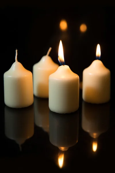 Quatro velas brancas — Fotografia de Stock