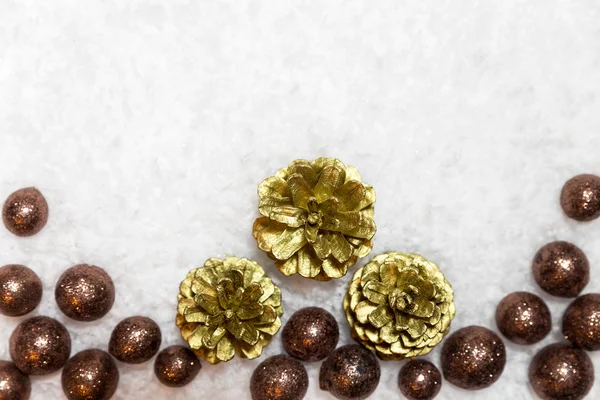 Bolas marrons e cones de abeto dourado — Fotografia de Stock