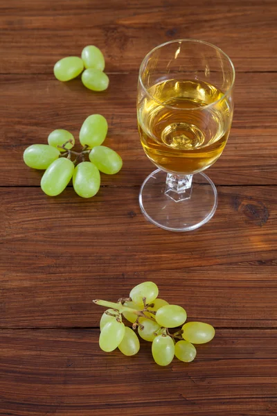 Copo de vinho e uvas verdes — Fotografia de Stock