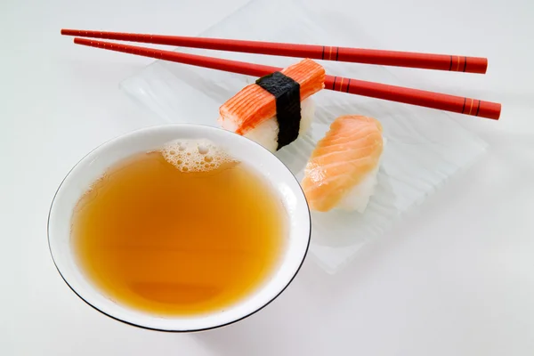 Zöld tea ivás és sushi — Stock Fotó