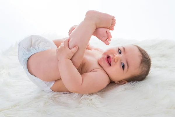 Vrouwelijke baby in luier — Stockfoto