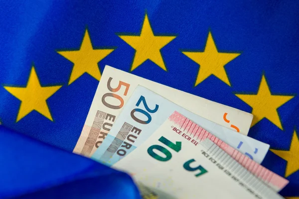 EU-vlag en eurobiljetten — Stockfoto