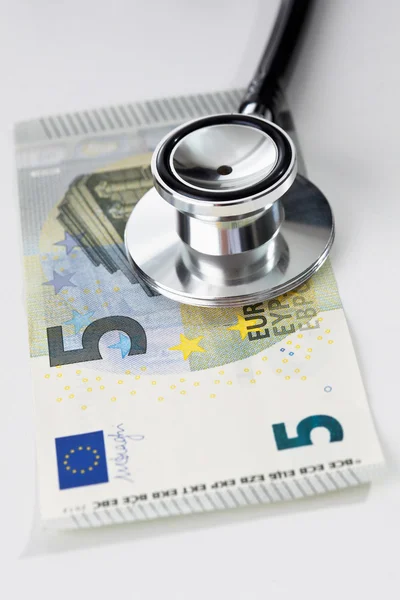 Banknoty euro i stetoskop — Zdjęcie stockowe