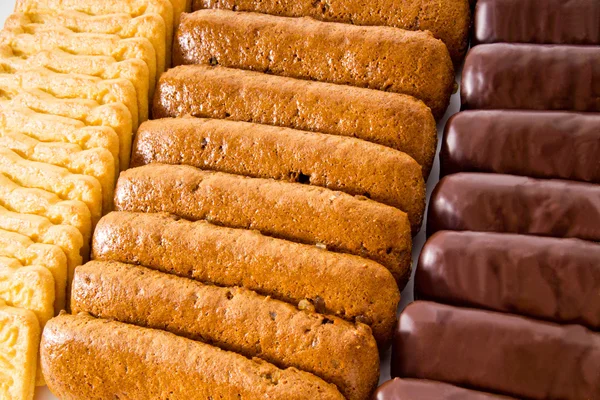 Filas de galletas de almendras —  Fotos de Stock