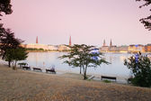 Německo, Hamburg, jezera Binnenalster, skupina lidí, kteří sedí na ben