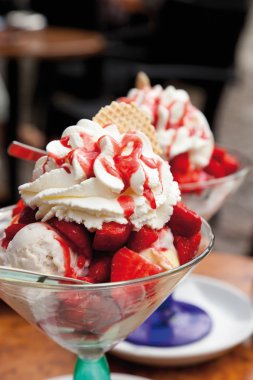 Dondurma çilek dilimleri ve krem, yakın çekim