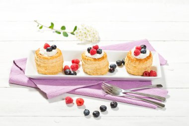 Vanilyalı dondurma ve krema, yaban mersini ve r ile puf hamur işleri