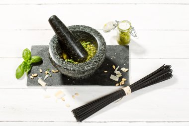 Harç malzemeleri ve siyah spagetti ile pesto Cenova