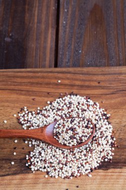 Üç renkli quinoa ahşap kase, tahta kaşık