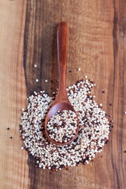 Üç renkli quinoa ahşap kase, tahta kaşık