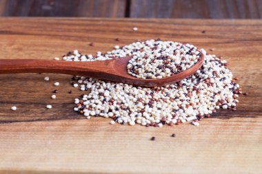 Üç renkli quinoa ahşap kase, tahta kaşık