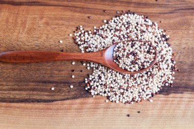 Üç renkli quinoa ahşap kase, tahta kaşık
