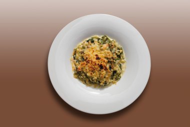 Ispanak ve kızarmış somon, yakın-up ile graten şehriye