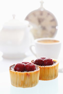 Kek krem çikolata ve kiraz aga ile tepesinde, yakın çekim