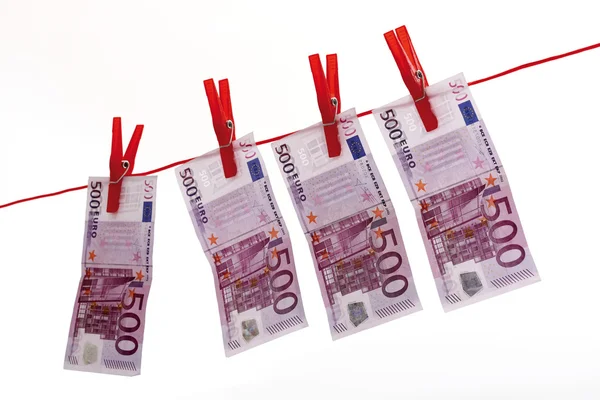 Billetes de banco de 500 euros colgando del tendedero —  Fotos de Stock