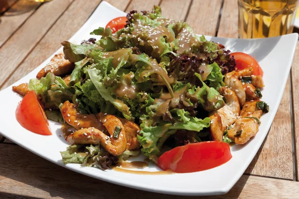 Carne di tacchino affettata con insalata mista, primo piano — Foto Stock