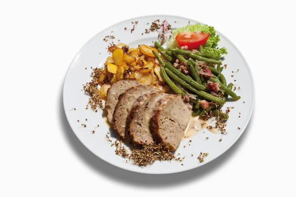 Skivor av Köttfärslimpa med stekt potatis och gröna bönor i plattan — Stockfoto