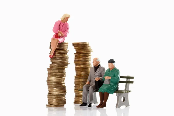 Figurines of old age pensioner sitting on bench,beside young wom — Stock Photo, Image