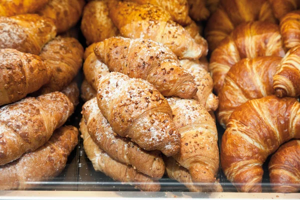 Deutschland, Nahaufnahme verschiedener Croissants in Vitrine — Stockfoto