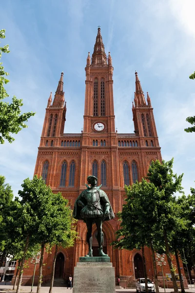 Tyskland, Hessen, Wiesbaden, Visa av katedralen Marktkirche med statu — Stockfoto
