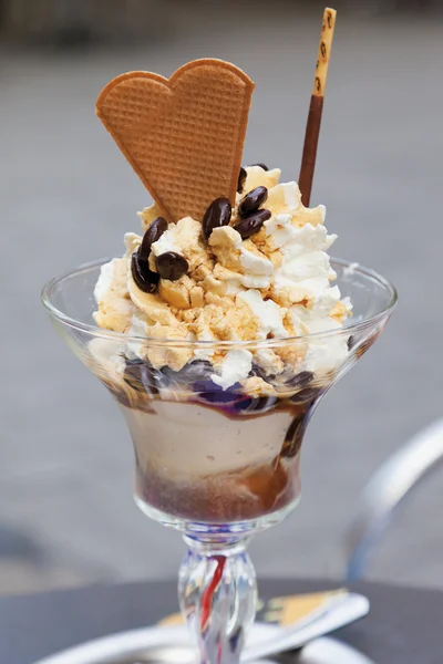 Primo piano di sundae con gelato mocca, panna montata e brittl — Foto Stock