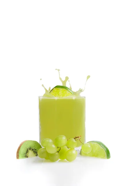 Grüner Fruchtsaft aus Kiwis, Limetten und Trauben — Stockfoto