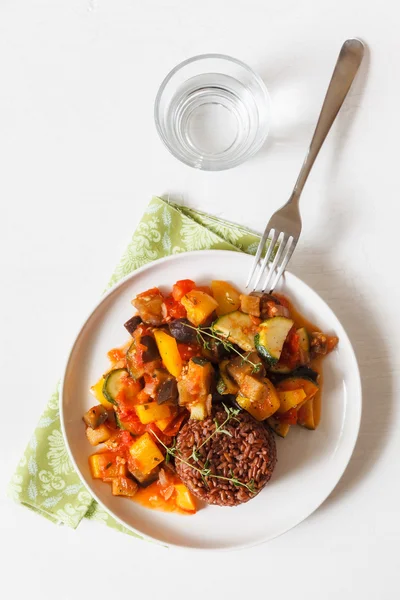 Ratatouille com arroz integral vermelho — Fotografia de Stock