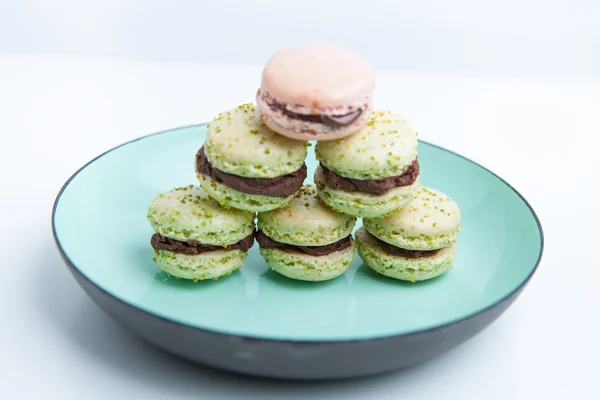 Macarrones de pistacho hechos en casa en plato — Foto de Stock