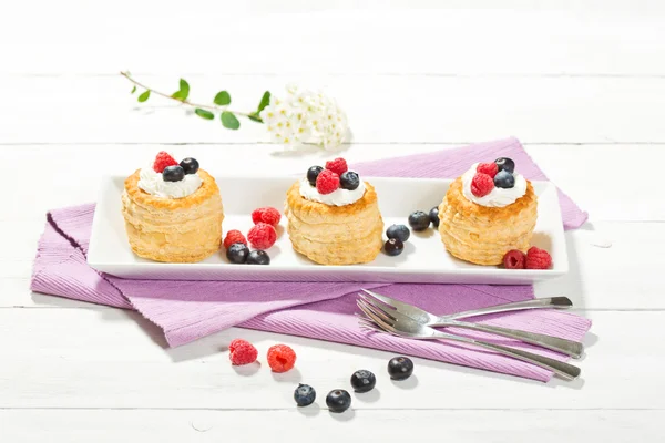 Puff pastries with vanilla-icecream and cream, blueberries and r — Stock Photo, Image