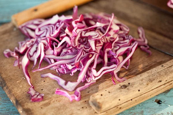 Close up of sliced red cabbage on grater — Stock Photo, Image