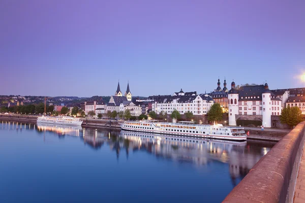 Koblenz, vy från Balduin överbrygga i gamla stan med kyrkor och — Stockfoto