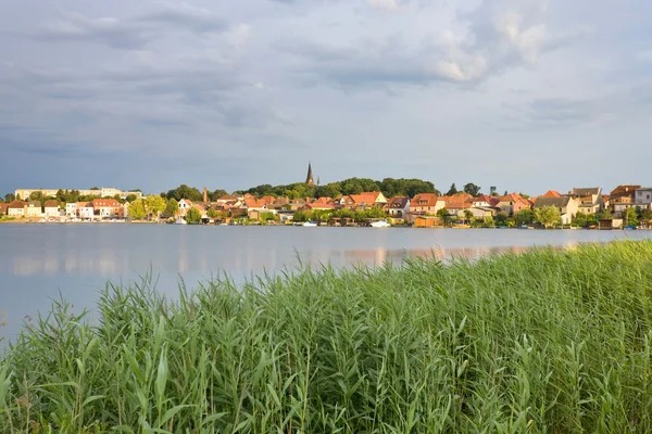 Germania, Pomerania occidentale, Malchow, Veduta del campo con lago e ci — Foto Stock