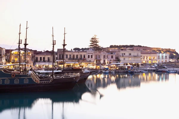 Grécia, Creta, Rethimno, Vista de barcos no porto — Fotografia de Stock