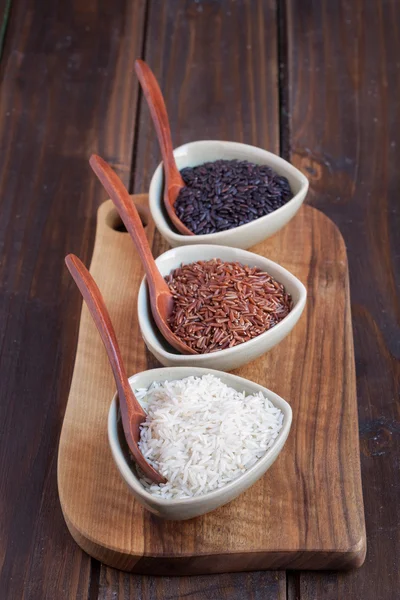 Kırmızı, siyah ve beyaz pirinç kase