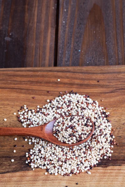 Tricolor quinoa in houten kom, houten lepel — Stockfoto