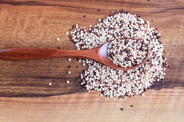 Quinoa tricolor em tigela de madeira, colher de madeira — Fotografia de Stock