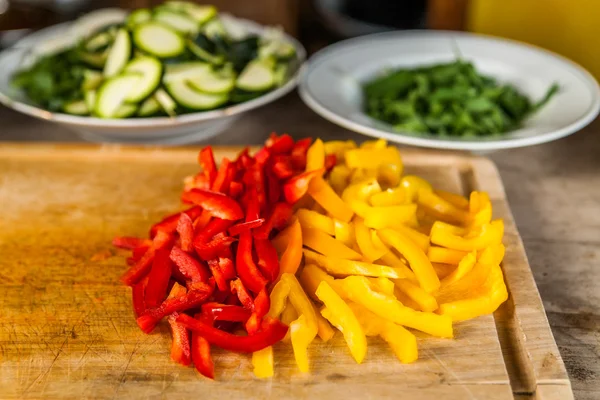 Gul och röd paprika på skärbräda — Stockfoto