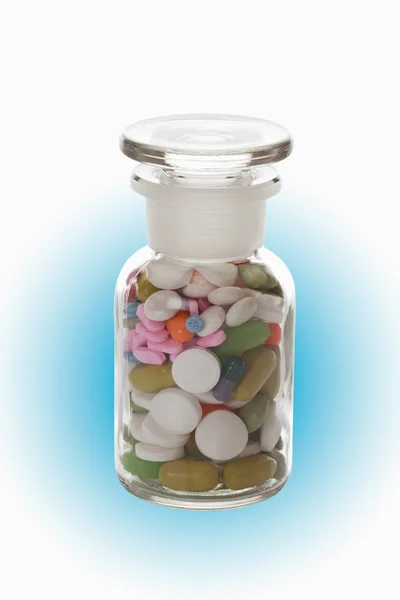 Змішані таблетки в пляшці, крупним планом — стокове фото