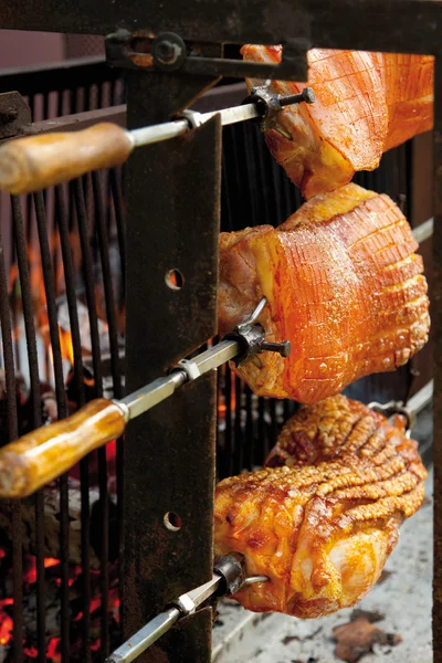 Asado de cerdo con tostado crujiente en parrilla de carbón —  Fotos de Stock