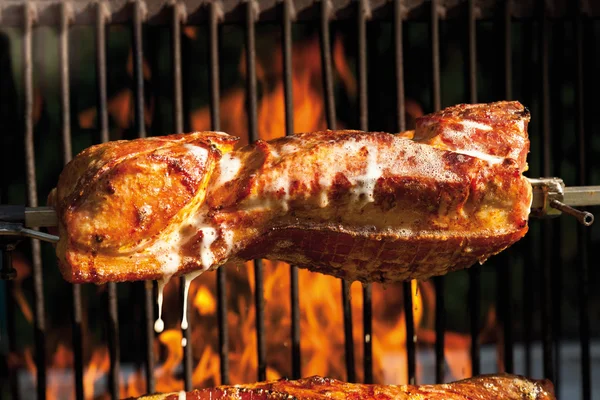 Kömür ızgarada kavurma çatırtı ile domuz rostosu