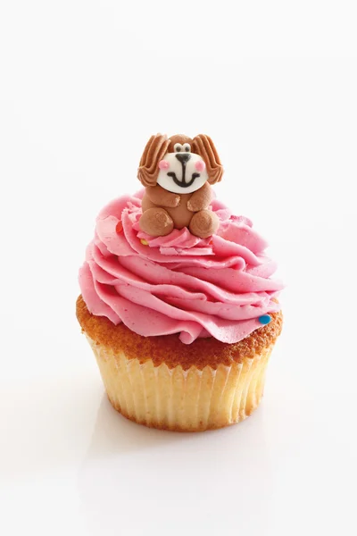 Gros plan de cupcake à la crème au beurre aux fraises avec figurine pour chien aga — Photo