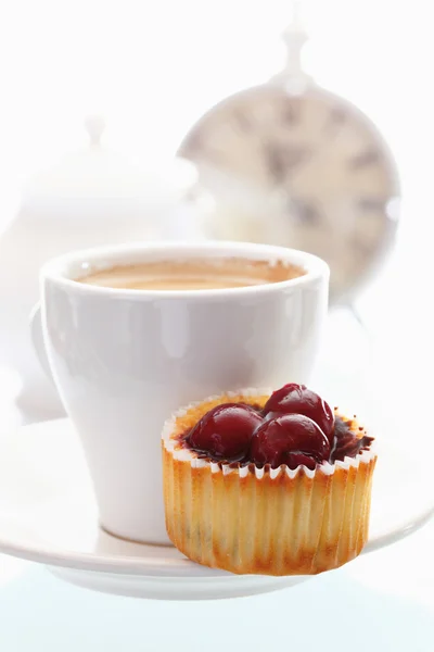 Nahaufnahme von Cupcake mit Schokoladencreme und Kirschen aga — Stockfoto