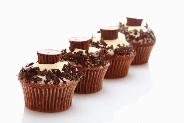 Close up de cupcake de creme de manteiga com chocolate desmoronar e choco — Fotografia de Stock